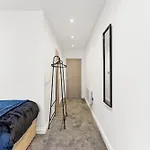 Spacious - Free Parking * Leeds (West Yorkshire)