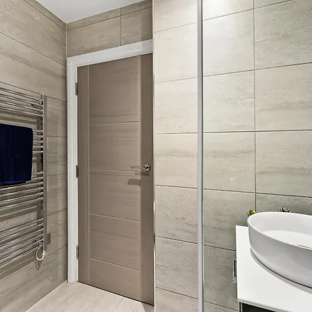 Winter Offer! Chic Large - Parking Leeds (West Yorkshire)