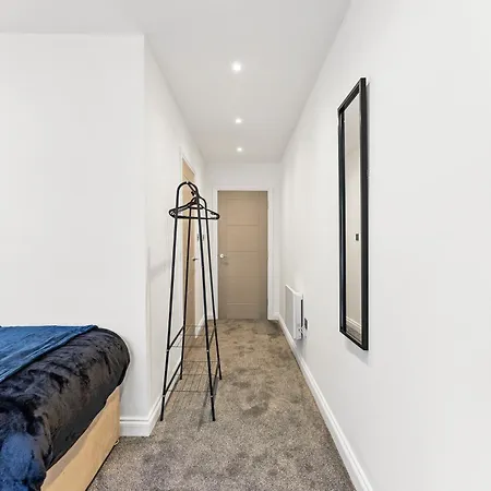 Spacious - Free Parking * Leeds
