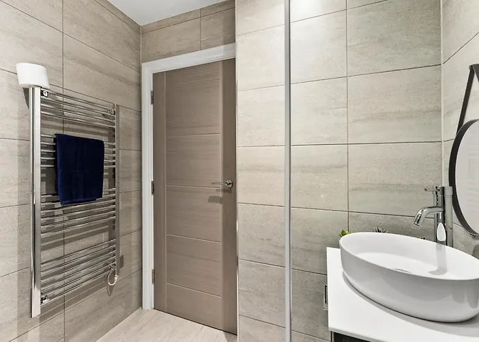 Spacious - Free Parking Лідс