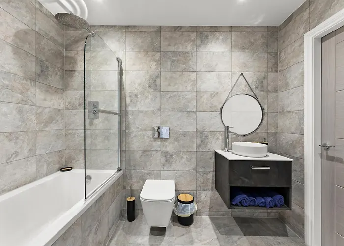 Spacious - Free Parking *