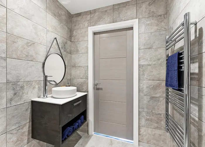 Spacious - Free Parking *