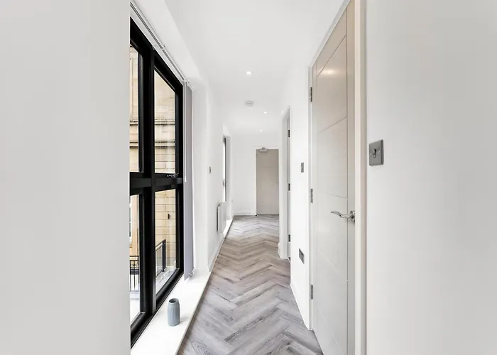 Spacious - Free Parking * Лідс