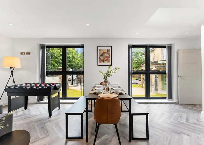 Spacious - Free Parking Апартаменти Лідс